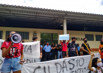 Manifestantes realizam ato contra nomeação e posse de novo reitor da UFPI